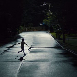 真夜中に17人の子供たちが消える…… 世界的メガヒットのミステリーホラー『WEAPONS/ウェポンズ』謎めく場面写真