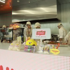 ニッスイが原宿・ハラカドで魚の新たな楽しみ方を提案する「ひみつのチュロス『フィッチュロス』」を期間限定開催