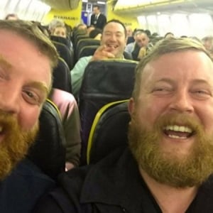 ドッペルゲンガーだ！！まさかの飛行機の隣の人が自分と同じ顔！？