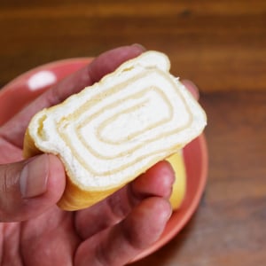 セブンイレブンの「7プレミアムもちもち食感のくるくるミルクレープ」はクリームを楽しむための存在