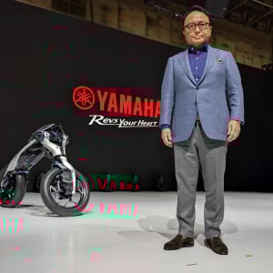 自立するバイク型ロボット「MOTOROiD」はAIで学習して“独り立ち”できるモデルに進化【ジャパンモビリティショー2025】