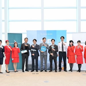 札幌就航35周年のキャセイパシフィックが歴代制服でお迎え!お得な航空券も販売中