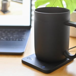 ドリンクの保温もスマホの充電も。CIOのマグウォーマーで冬の作業がぐっと快適になりそうだ