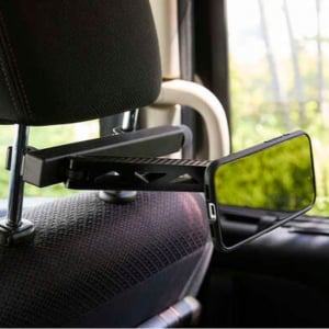 エレコムの新作車載ホルダーで、後部座席の手持ちスマホはやめられます