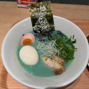 とんこつスープは見事な初音ミクカラー！　博多一風堂の40周年特別企画　初音ミクコラボラーメンを食べてみた