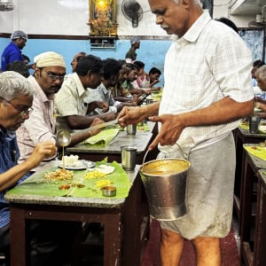 【インドカレー】大衆食堂「カーシヴィナーヤガーメス」でカレー食べ放題を体験する