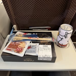 みんな～♪ はァーい♪ なに食べるゥ？ チョコミント？ 矢場とんのわらじとんかつ弁当とビールじゃゃあああい!!!!!!!!!!