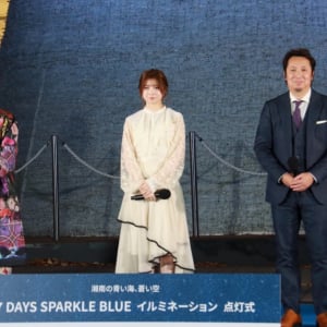 湘南に“あお”の光が広がる！テラスモール湘南で15mの巨大ツリーが輝くイルミネーションが今年も点灯