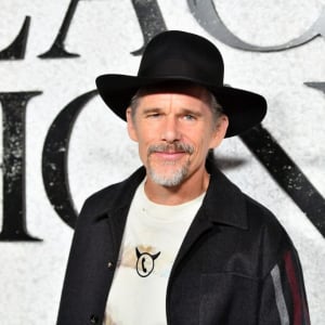 『ブラックフォン ２』“死んだ殺人鬼”役イーサン・ホーク、脚本を待たず再演快諾　「間違いなく素晴らしい作品になる」［ホラー通信］