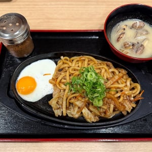 資さんうどんといえばやっぱ「肉ごぼ天うどん」だよな →マニア「焼きうどん！」「貝汁！」