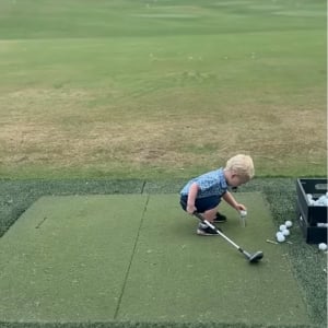 2歳の天才ゴルファー現る！おしゃぶり姿でクラブを振りかぶり・・、ナイスショット！！【アメリカ・動画】