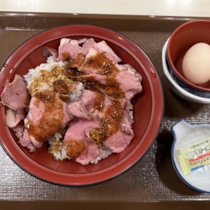 すき家に「ローストビーフ丼」が初登場！　並盛890円で肉3倍のメガは2040円　早速食べてみた