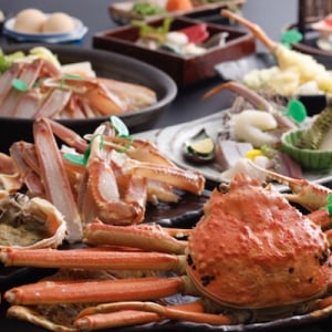 【京都府宮津市】「天橋立荘」が活松葉ガニフルコースの受付開始！新鮮なお刺身と備長炭七輪焼きを堪能