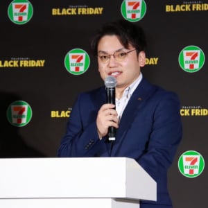 セブン-イレブンがブラックフライデー商戦に本格参入！揚げ物半額セールや“ブラックフード”も登場