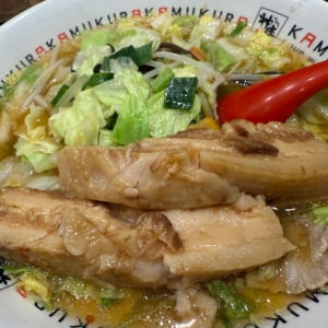 脂身がかなり多め？　「どうとんぼり神座」で1本100gの角煮が2本入った期間限定「とろける幸せ ド満福デッ角煮ラーメン」を食べてみた