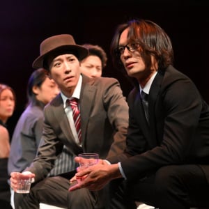 客席も演出の一部！鈴木拡樹主演舞台『マイホームヒーロー』円形劇場品クラブeXにて上演中！11月24日公演ライブ配信も