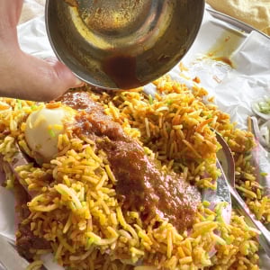 ビリヤニにインドカレーかけて食べる行為は一般的なのか