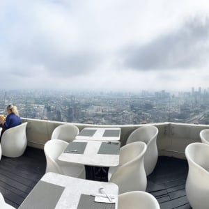 タイ最大級の高層ビル・バイヨークタワーに入場料を払って展望階に昇るのは待って / 激安価格で豪華ランチを食べつつ無料で展望する方法