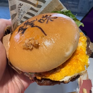 【香港グルメ】料理が上手すぎる香港俳優ニコラス・ツェーがマクドナルドと組んで作ったバーガーを食べる