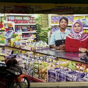 看板よりも巨大な店員の写真が貼られているコンビニに感動した / 商品と接客に対する自信のあらわれか