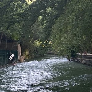 【ドイツ】 海がない都市ミュンヘンで人気の「サーフィン」とは？ 現地で見てきた