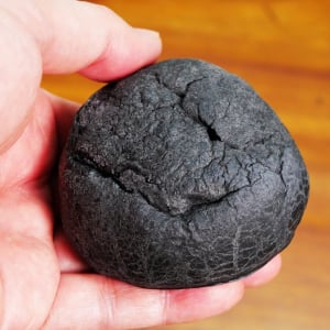 ローソンの暗黒の漆黒のシュークリーム「くろまろクリーム」がブラックすぎる件