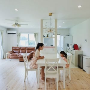 【76平米コンパクト平屋】アメリカンハウス調の”無駄なし間取り”で子育て＆愛犬との暮らしを快適に。実家の隣、親ともつながる日常　埼玉県・行田市