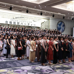 CPA会計学院の公認会計士試験合格祝賀会に吉田沙保里がサプライズ登場「さらに上を目指して頑張っていってほしい」