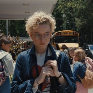 子供たちの集団失踪事件描くミステリーホラー『WEAPONS／ウェポンズ』重要人物たちの証言　「居場所を知っている」［ホラー通信］