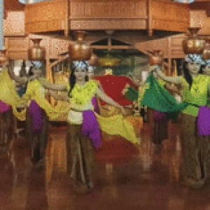 頭に水差しを乗せた後で水差しの上に立つ？インドネシアの民族舞踊「ブユン」