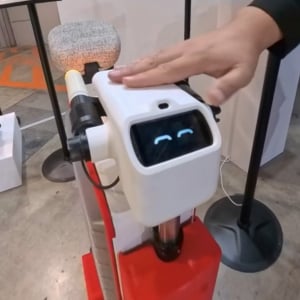 たためるバイクや目と目でコミュニケーションできるモビリティ　まさに“おもちゃ箱”な空間だったICOMAブース【ジャパンモビリティショー2025】