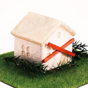 なぜ金融機関が「空き家対策」に本腰？ オーナーに売却、管理・解体などワンストップで伴走、埼玉りそな銀行の“画期的すぎる”新サービス