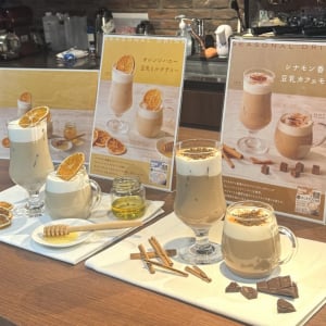 鉄分・カルシウム・ビタミンD配合で、高たんぱく＆カフェインレス「ブレンディ スティック タニタカフェ監修」が優秀すぎる！簡単アレンジレシピも