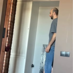 離れたくない！飼い主さんのズボンの裾にくっついて引きずられるかわいい子犬【海外・動画】