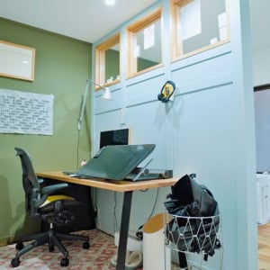 広い家へ引越す、は古い？ 近所にもう1部屋借りる「近距離2拠点」という選択肢。8畳1Kがリノベで最高の仕事場に！ イラストレーター・てらいまきさんに聞く