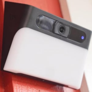 Ankerの「センサーライト一体型の防犯カメラ」なら配線不要！ 外出先からスマホで見守れるよ