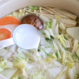 “あの液体”を入れるだけ！ 誰でも簡単に「なんちゃって鶏白湯鍋」がつくれる裏ワザはね…