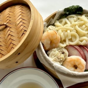 ほったらかしでOK！寒い季節に活躍させたい「せいろ」で作るモッチモチな蒸しうどん