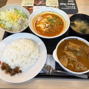 松屋のマッサマンカレーとキムチチゲを混ぜて召し上がりましたか