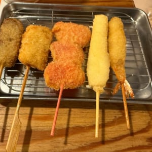 串カツ牛・串カツ豚・紅しょうが・チーズ・エビの人気５種類が半額！　「串カツ田中」の創業祭