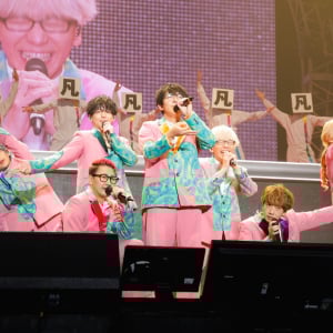 【ライヴレポ】超人的シェアハウスストーリー『カリスマ』が届ける、超特盛エンターテイメント!──〈カリスマガンボツアー〉