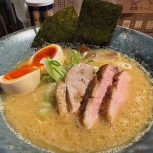 鴨肉のラーメン屋「東京鴨中華そば店」で濃厚鴨玉白湯そばを食べる