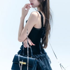 SNIDELが雑賀サクラを起用した「Dress Collection for Celebrations」を公開