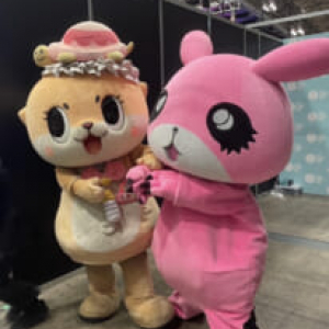 ピンクの衝撃・ぴぱんくぅ コミコンに参上！　ちぃたん☆の“足踏みいじり”に「くぅ…？」　中には誰が入っているのか