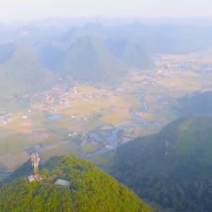 黄金の絨毯が広がる渓谷を一望できる絶景ビューポイント「バクソン展望台」