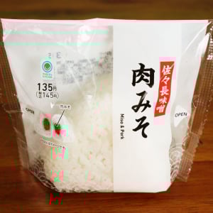 ファミリーマートの「肉みそおむすび」これいいですよこれいいですこれはいいものだ