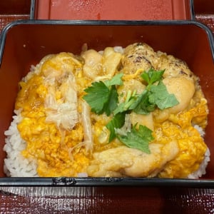 年末年始にふさわしい贅沢なお重！？　なか卯の「絶品親子重」を食べてみた