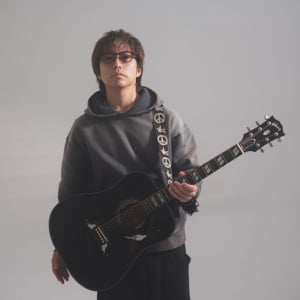 メジャーデビュー15周年記念ベストアルバム『自由悟然』　高橋優インタビュー「“どこに行ってもいいよ”と言われても、僕は歌っていたい」