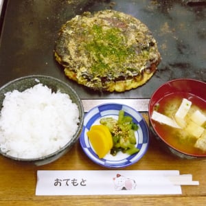 大阪人が「お好み焼きはご飯の上にのせて食べない」って言ってたけど本当なのか