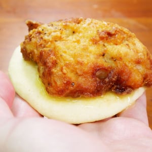 青森県のセブンイレブンが推奨する「パンケーキにフライドチキンをサンドして食べる方法」が美味すぎる件